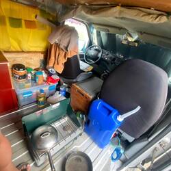 Es regnet, also wird bei geöffneter Tür im Auto gekocht