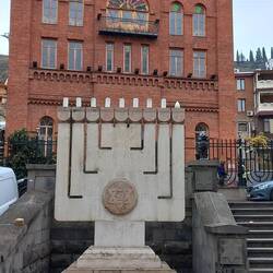Grande sinagoga: candelabro stilizzato non lasciava adito a dubbi