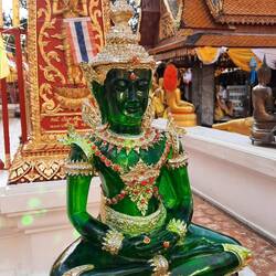 Buddhafigur aus grünem Glas, der den grünen Jadebuddha Phra Keo in Bangkok nachahmen soll