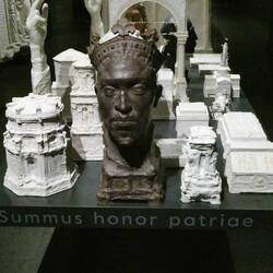 Kopfreliquiar des Patrons Mauritius, Namensgeber aller Mohrenapotheken im Lande.