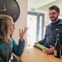 Heidi fachsimpelt mit dem Winzer Julien ... auf französisch!