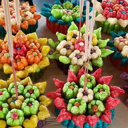 Krathongs, die geschmückten Kerzenflöße für das kommende Lichterfest