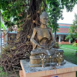 Dies stellt den jungen Siddharta Gautama, den Buddha, nach langem Fasten dar