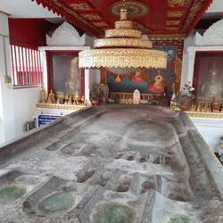 Mehrere Fußabdrücke des Buddha ineinander