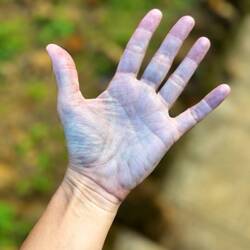 in the meantime my hand turn from green to blue