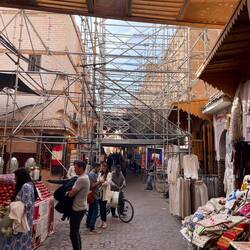 Viele Gassen sind aufgrund des Erdbebens gesichert oder es eird restauriert