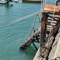 Een door de zee aangevreten trap