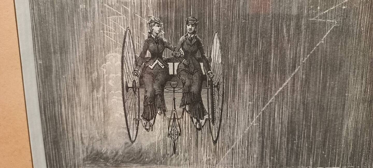 Due ragazze passeggiano attraverso il cielo