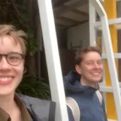 Auf einer quietschenden Gartenschaukel im Yehliu Geopark