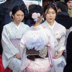 Nicht selten sieht man Frauen in Kimono und Haarschmuck, was ausgesprochen chic aussieht.