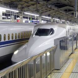 Unser Schnellzug läuft ein.