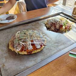 Dikke okonomiyaki voor lunch