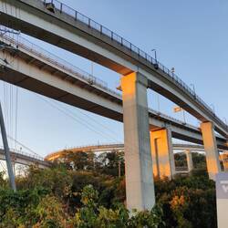 De fietspaden die van de brug afspagghettiën