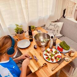 Maya macht Abendessen