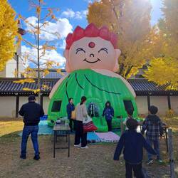 Verbindet Plastik aus Osaka und Kultur aus Kyoto: Buddhahüpfburg