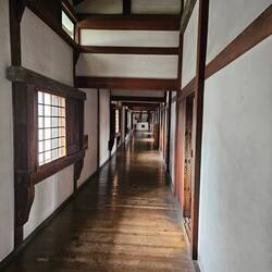 Interior aus dem westlichen Teil der Burganlage mit einem sehr sehr langen Korridor