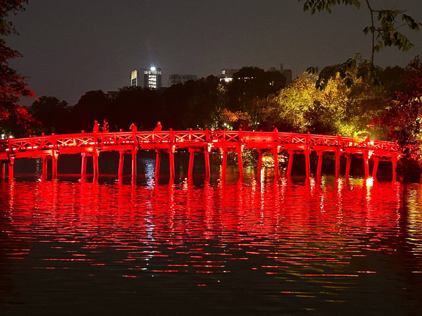 Huc Bridge at night