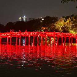 Huc Bridge at night