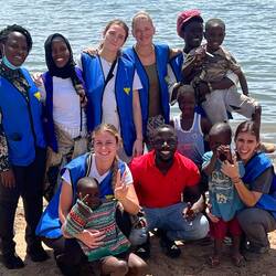 MDU Team mit Volunteers und ein paar Foto-freudigen Kinder.