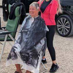 Und die Friseurin ist auch da
