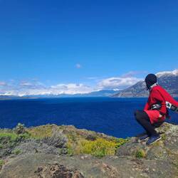 Rotkäppchen mit wehendem Umhang