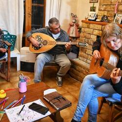 Geselliger Abend bei griechisch-deutsch-internationaler Musik