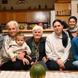 Vier Generationen Frauen von Filios Familie