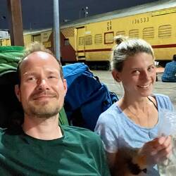 Wir warten am Bahnhof, wie die Inder - auf dem Boden