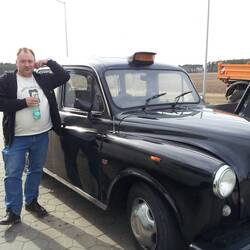 Englisches Taxi auf einem Rastplatz