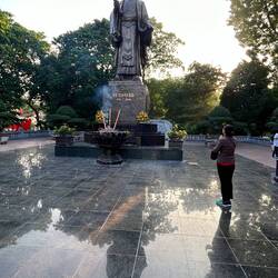 Gebet beim König, der Hanoi zur Hauptstadt machte.