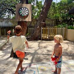 Die Dartscheibe wird massakriert