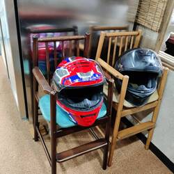 Ze hadden zelfs stoeltjes voor onze helmen bij het restaurant!