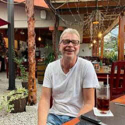 Zitat Tom: "Ich lache immer ohne Zähne!" ... das ist der Beweis, dass es auch "mit" geht 😀.