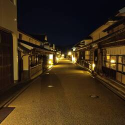 De oude dorpsstraat in Mima