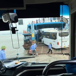 Mitem Bus ufd Fähri..i bi froh hani nid müesse fahre