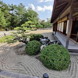 Zen-tuin bij het grote theehuis