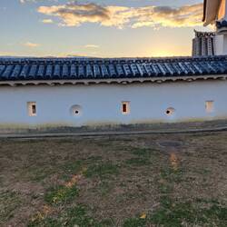 In de ondergaande zon lijken de randen van de schietgleuven licht te geven