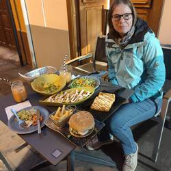 Hamburger Canarias mit Ziegenkäse, gebratener Käse, Pommes mit 3 Soßen und Salat