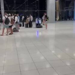Putztobotter am Flughafen