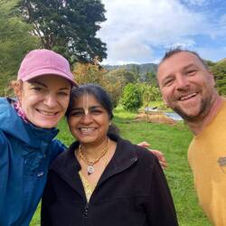 Mit Jaya, Abhays indischer Frau