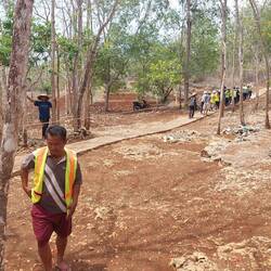 25 men pulling rope to get the tourists up the cave (40 meters)