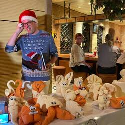 Tobi auf dem Weihnachtsmarkt, man achte bitte auf die Handtuchkreationen 👍