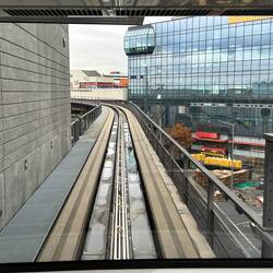 Mit dem Skytrain von Terminal 2 zum Flughafen-Bahnhof
