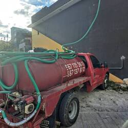 Ein Tanklastwagen mit "Trinkwasser"