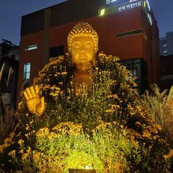 Statuen im Blumenkleid