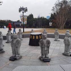 Diese Tierköpfe finden sich immer wieder an Gebäuden als Beschützer vor Bösem