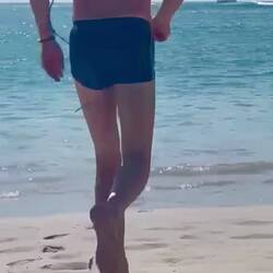 Junger, sportlicher Ureinwohner auf Fischfang!