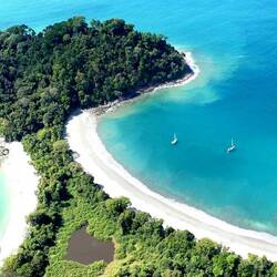 Playa Manuel Antonio ... vom Meer umschlossen, sehr idyllisch!