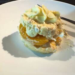 Uru Dessert, Rahm mit zerkleinerten Meringueschalen gemixt, dazu Pfirsiche