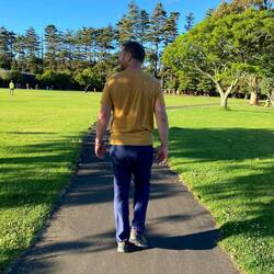 Befreit vom Rucksack durch den Park